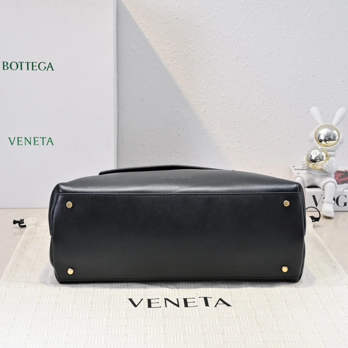 Batch 2360 #Bv New Ciao Ciao handbag Ciao Ciao means "hello" and "goodbye" in Italian, showing a relaxed and casual lifestyle ⭐️Made of Dutch Silky Calf calf leather ~ silky to the touch. The leather is thick, and the suede lining is soft and comfortable. The relaxed feeling of stacked smooth leather, the representative woven element shoulder strap, and the perfect embellishment of golden buckles 💥The bag has a unique shape, casual and exquisite, and super practical ☄️Carry Ciao Ciao to accompany you in various occasions, and be the most stylish you 🎀 Model: 7231 Size: 34x26x15